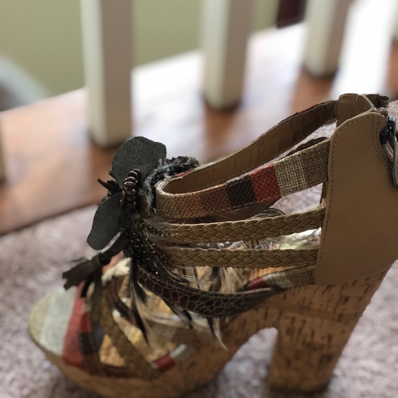 Feathered Sandals! - Picture 3 of 10